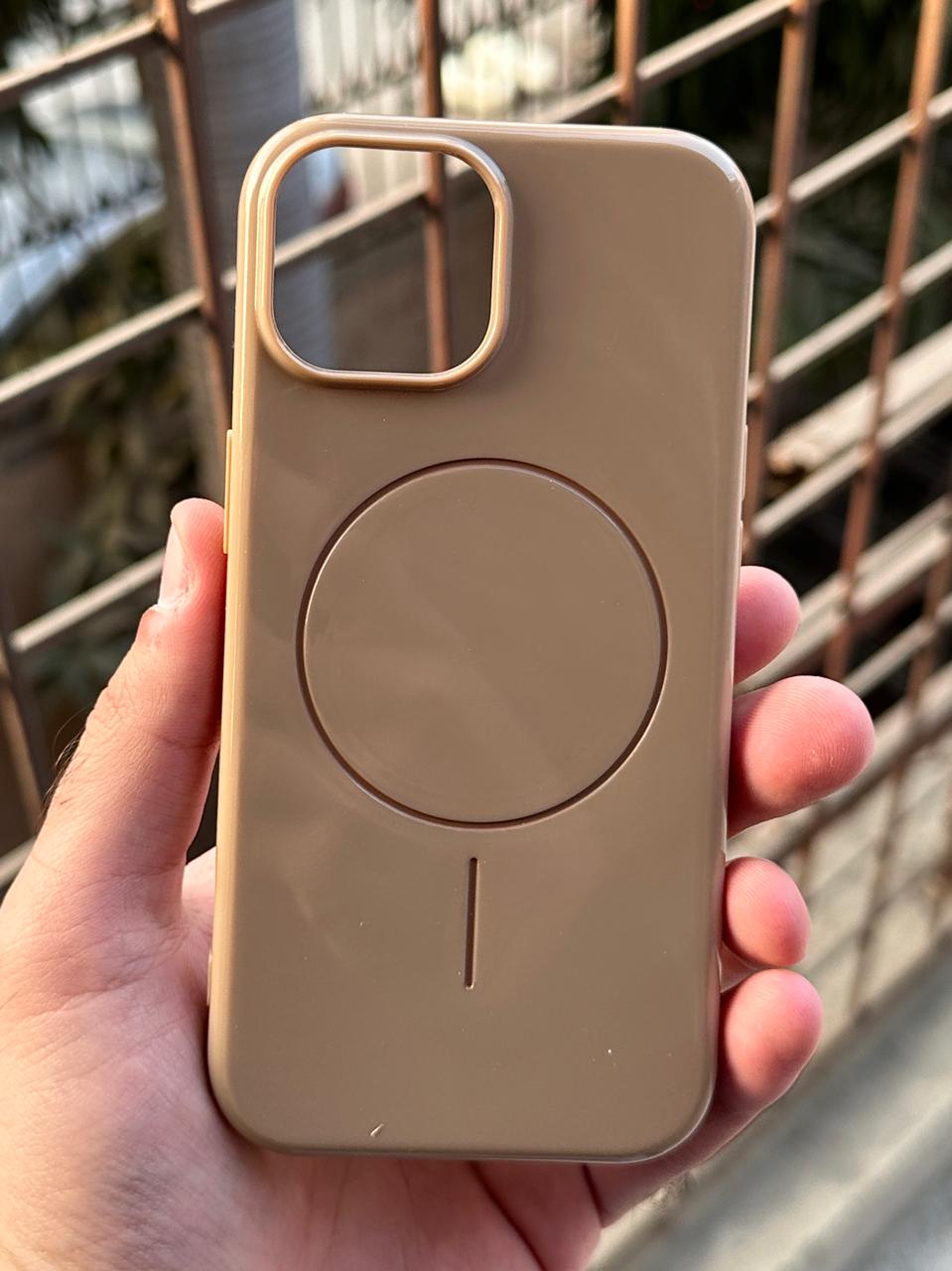 iPhone "15" Beats Premium MagSafe Case - Gold