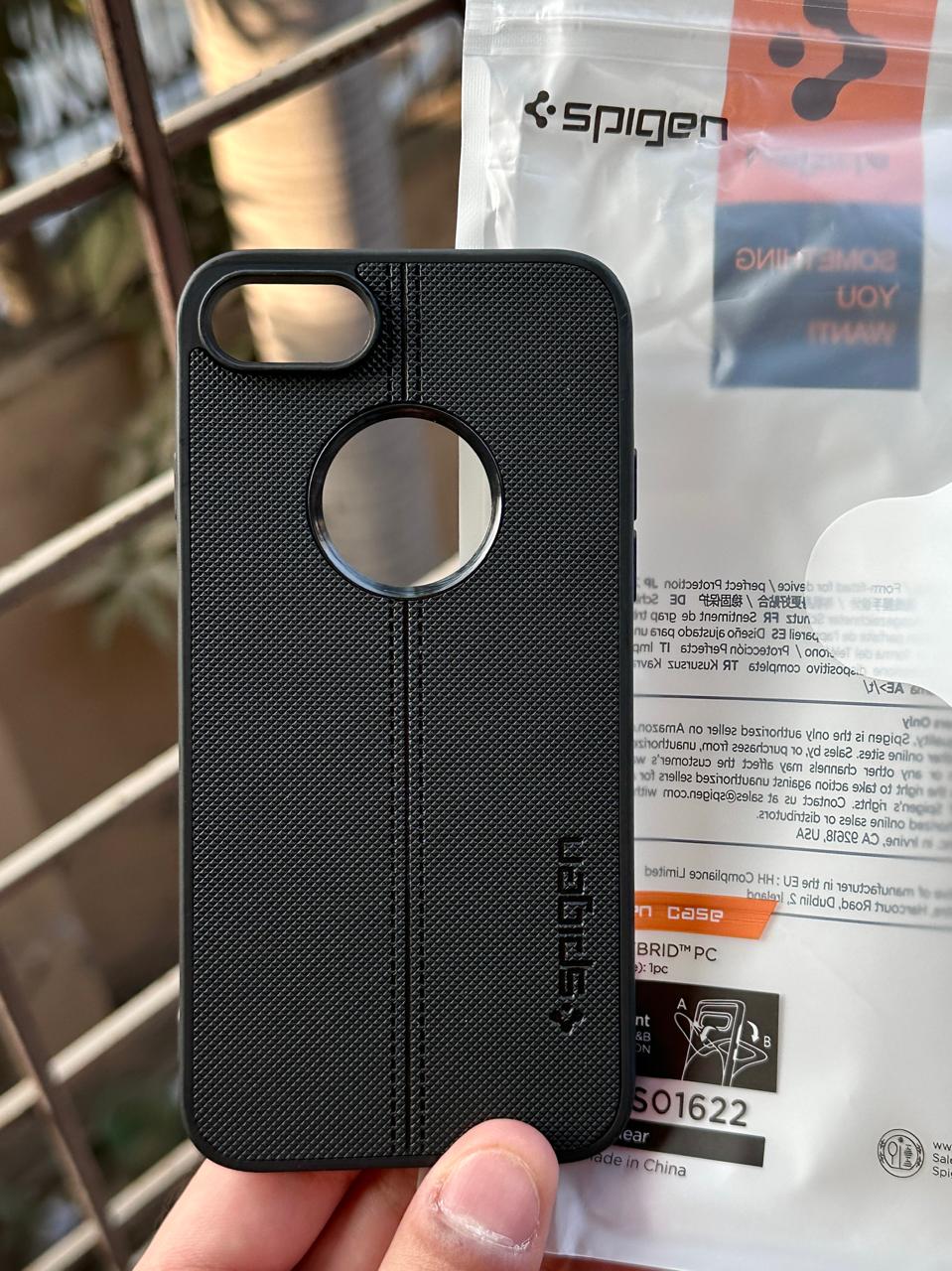 iPhone "SE 2020" Spigen Premium Lining Stitched Case - Black